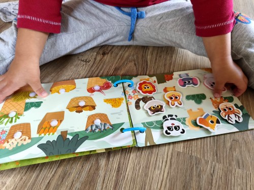 Książeczka z rzepami busy book dla dzieci edukacyjna zwierzątka