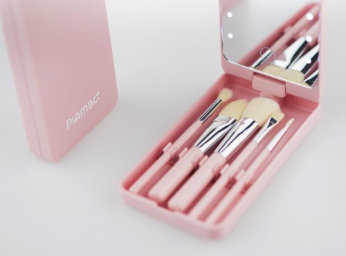 Lusterko z pędzlami do makijażu z podświetleniem LED w etui