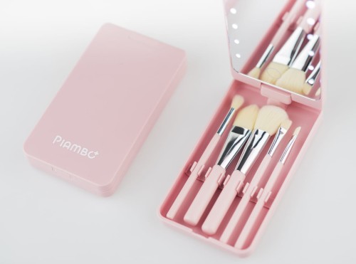 Lusterko z pędzlami do makijażu z podświetleniem LED w etui