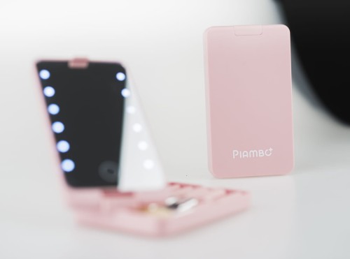 Lusterko z pędzlami do makijażu z podświetleniem LED w etui