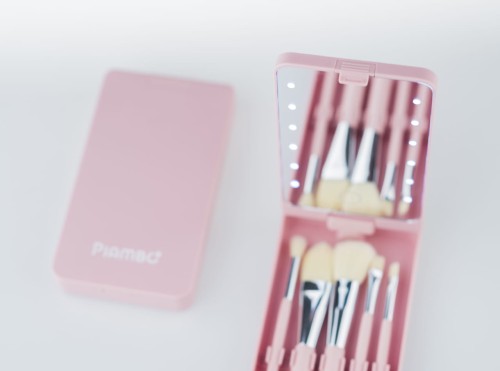 Lusterko z pędzlami do makijażu z podświetleniem LED w etui