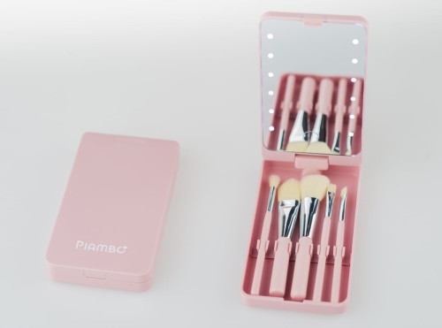 Lusterko z pędzlami do makijażu z podświetleniem LED w etui