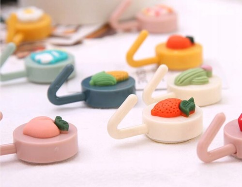 Wieszak wieszaczek haczyk plastikowy dla dzieci na ręcznik truskawka